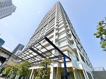 堂々たる趣ながら、主張し過ぎずどこか余裕を感じさせるシャープなフォルムで佇む邸宅。