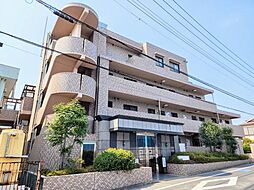 青空に溶け込む外観と陽だまりのような温もりを感じる住環境。心地よさと上質さを兼ね備えたお住まいです。