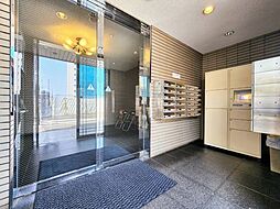 すっきりとしたエントランスは、明るく見通しが良いので防犯面でも安心して出入りして頂けます。