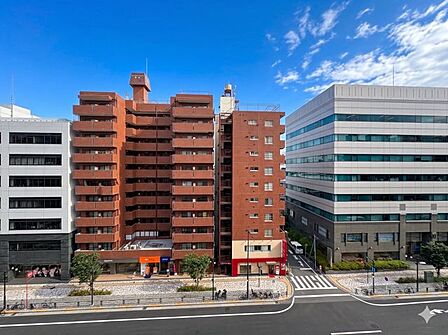 正面の建物とは距離が取れており、爽やかな風を感じていただけると思います。