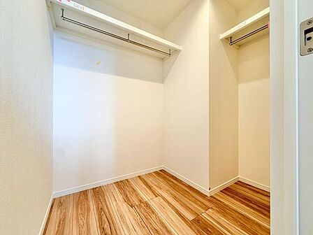 大容量収納可能なウォークインクローゼットはシーズンオフの服や普段使わない物をたくさん収納できます。