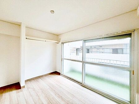 大きな窓からたっぷりと陽光が注がれる明るい空間。やわらかな光がリラックスタイムへと誘います。