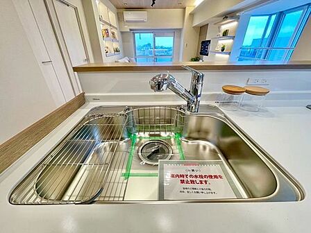 大きな調理器具や食器類もゆったり洗えるシンクです。