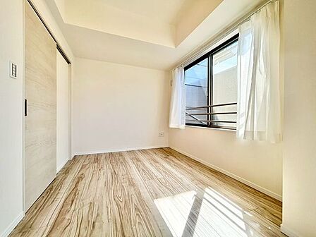 住まう方自身でカスタマイズして頂けるように「シンプル」にデザインされた室内。