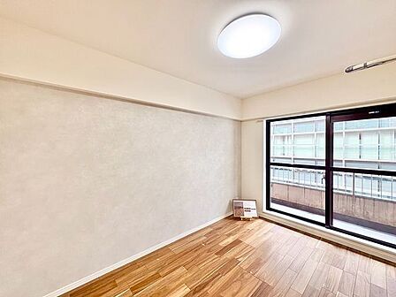 大きな窓からたっぷりと陽光が注がれる明るい空間。時を忘れて過ごせるお部屋。