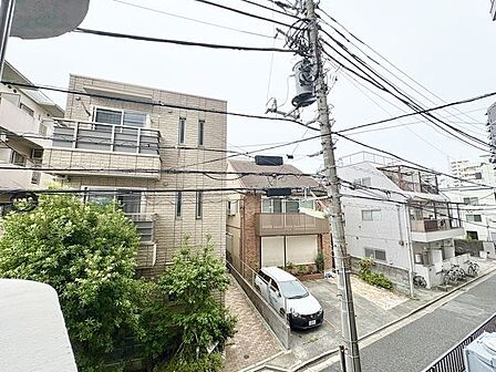 暮らしの中で光と風を演出してくれるバルコニー。開放感を演出しながら、爽やかな風が通ってきます。