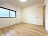 子供部屋：居心地のいい暮らしには欠かせない眩い採光。ゆったりとした幅の窓からこの空間に降り注ぐ採光が絶えません。