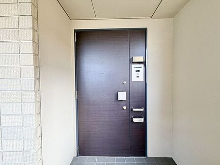 玄関はお家の顔としてすっきりとした素敵な空間に。印象のよい玄関は爽やかな住まいへの入り口です。