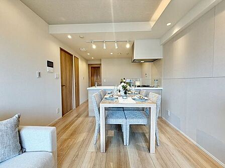 光と風があふれる開放的なリビングダイニング。明るく穏やかな空気のなかで飲んだり、食べたり、笑ったり。
