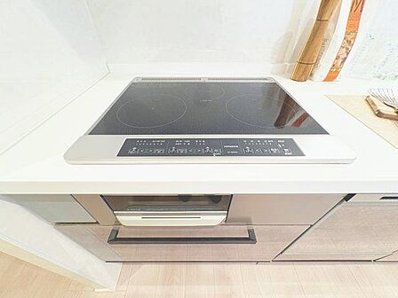 ガスコンロに比べて、サッと掃除ができるお手入れ簡単なIHクッキングヒーター。
