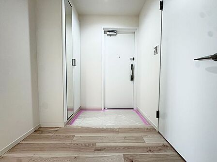 上質感漂うゆとりの広さの玄関スペース。安らぎに満ちた生活空間を予感させてくれます。