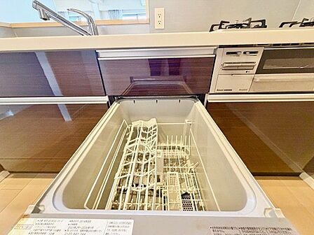 ビルトイン食洗機は作業台が広く使え、見た目もスッキリ。節水や節電も充実して家事の手助けをしてくれます。