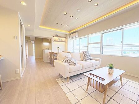 光と風があふれる開放的なリビングダイニング。明るく穏やかな空気のなかで飲んだり、食べたり、笑ったり。