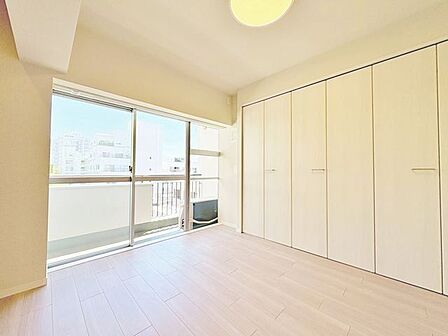 大きな窓からたっぷりと陽光が注がれる明るい空間。時を忘れて過ごす場所として過ごせるお部屋。