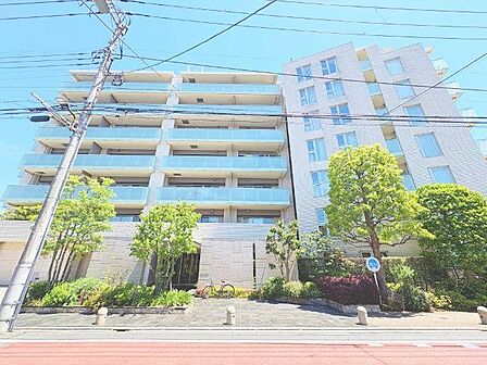 爽やかな青空の下に贅沢なほどに降り注ぐ陽光、豊かな居住性。クオリティが見事に調和した住空間。
