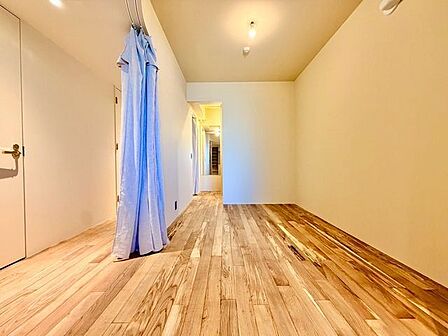 一日の疲れをいやしてくれる主寝室。時を忘れて過ごす場所として過ごせるお部屋。