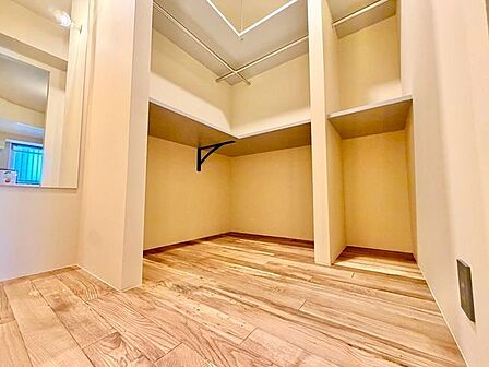 大容量収納可能なウォークインクローゼットはシーズンオフの服や普段使わない物をたくさん収納できます。