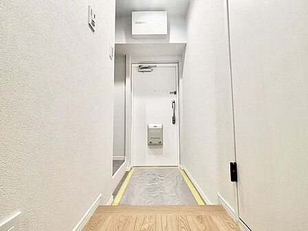 お出掛けの際も帰宅の際も気持ちが良いすっきりとした印象の玄関。