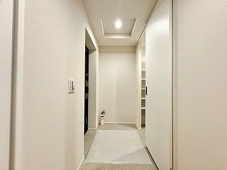 玄関はお家の顔としてすっきりとした素敵な空間に。印象のよい玄関は爽やかな住まいへの入り口です。