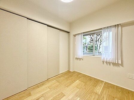 ナチュラルカラーのフローリングのお部屋は、温かみを感じさせリラックスをもたらす効果があります。