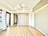 室内：明るい日差しが差し込む空間。美しい街並みと穏やかな住環境でやすらぎの暮らしを叶えます。