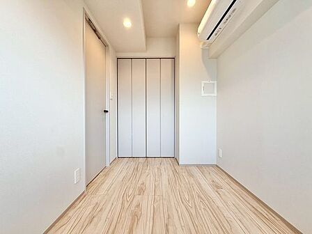 住まう方自身でカスタマイズして頂けるように「シンプル」にデザインされた室内。