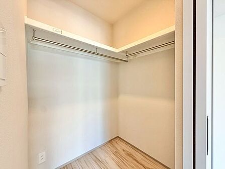 ウォークインクローゼットをご用意しております。その分お部屋を広く使うことができますね。