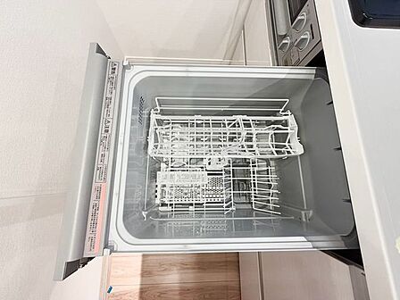 食器を洗っている間にお掃除など、様々なシーンで家事の時短に役立つビルトイン食洗機。
