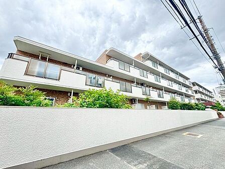 住まう方々が歳月をかけて育んだ豊かな歴史を感じるマンション。気品溢れる佇まいが暮らしを素敵に変える。