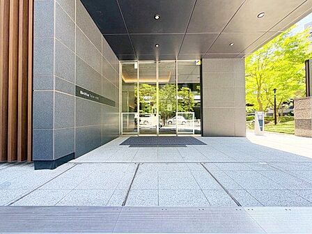 スタイリッシュに加え質感があり機能的でもあるエントランス。邸宅へ導くアプローチが気分を高めてくれます。