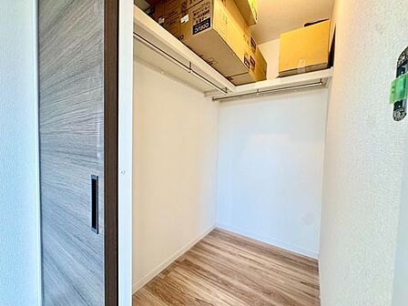 大容量収納可能なウォークインクローゼットはシーズンオフの服や普段使わない物をたくさん収納できます。