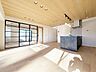 リビング/ダイニング：空間をつなぐスタイリッシュな小窓がアクセントになった住まい。