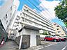 外観：街並みに自然と馴染む、穏やかな印象の外観。（空の加工を生成AIで行っています）