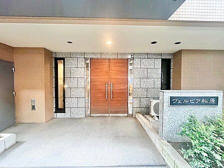 落ち着きのある温かな風情のエントランスは、訪れる方々を優しく包み込み、心地よい空間を演出しています。