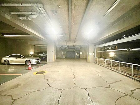 敷地内駐車場。