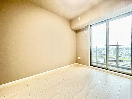 居心地のいい暮らしには欠かせない採光。ゆったりとした幅の窓からこの空間に降り注ぐ採光が絶えません。