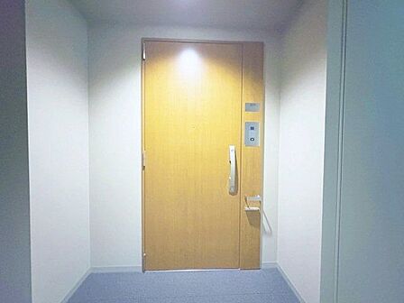 デザイン性の高い空間に。「行ってきます」と「ただいま」は、この玄関から始まります。