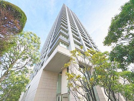 都市と自然の共存により創造された美しい佇まい。やすらぎの暮らしを叶えます。