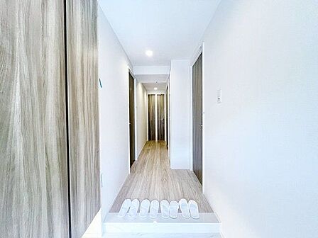 玄関ドアを開けると、明るい室内がお出迎え。毎日の帰宅が楽しみになりそうです。