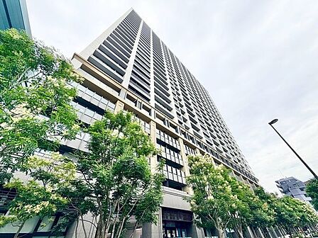 爽やかな青空の下に贅沢なほどに降り注ぐ陽光、豊かな居住性。クオリティが見事に調和した住空間。