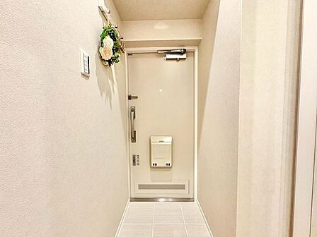 毎日出入りに使う玄関は外出する時は爽やかに、帰宅するときはホッとする落ち着いた空間へ。