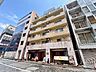 外観：世界に名だたる日本有数の繁華街が日常の生活に寄り添い、毎日の生活を豊かに彩ります。（空の加工を生成AIで行っています）