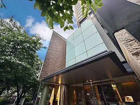 高貴な雰囲気を纏う外観。クオリティを追求した快適な空間が住まう方の心を満たします。(空の加工を生成AIで行っています)
