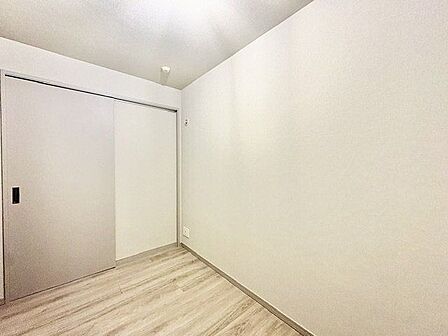 明るい色味の床は、部屋を明るく清潔な印象に見せる効果あり。圧迫感が少くゆったりと感じる事ができます。