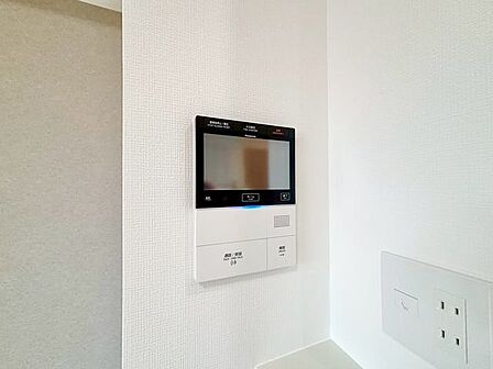 来訪者の確認ができるモニター付きインターホン完備。