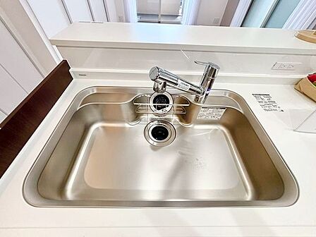 キレイなお水がいつでも、安心して飲める浄水器内蔵型水栓付き。