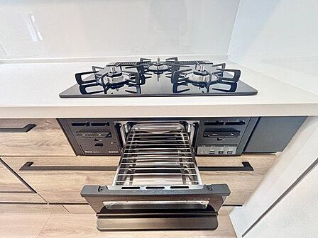 忙しいときでも一度にたくさんの料理が作れる3口コンロ。使い勝手の良さを考えました。