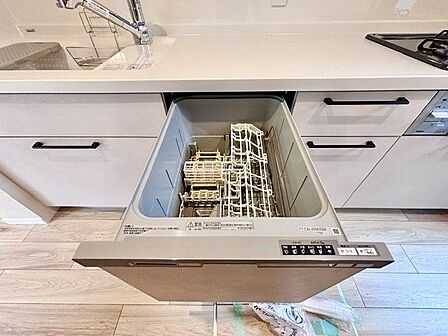 ビルトイン食洗機は作業台が広く使え、見た目もスッキリ。節水や節電も充実して家事の手助けをしてくれます。