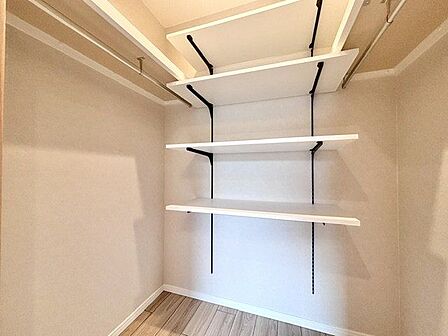 大容量収納可能なウォークインクローゼットはシーズンオフの服や普段使わない物をたくさん収納できます。