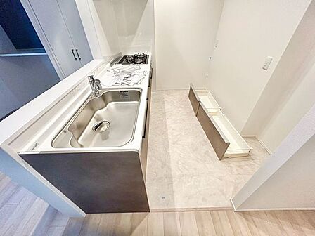 キッチンはリビングダイニングを見渡せる対面式キッチン。家事が捗るように動線を意識した間取りです。